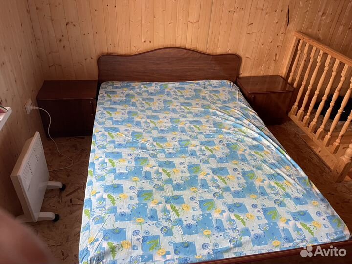 Двух спальня кровать с матрасом и тумбочками бу