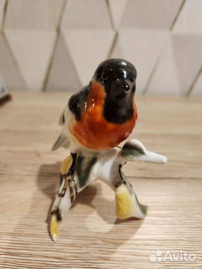 Статуэтка снегирь
