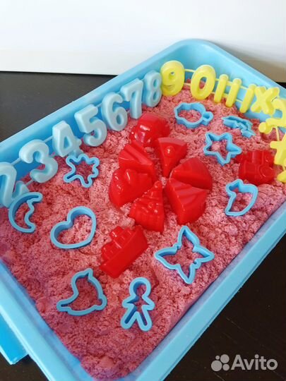 Кинетический цветной песок в контейнере