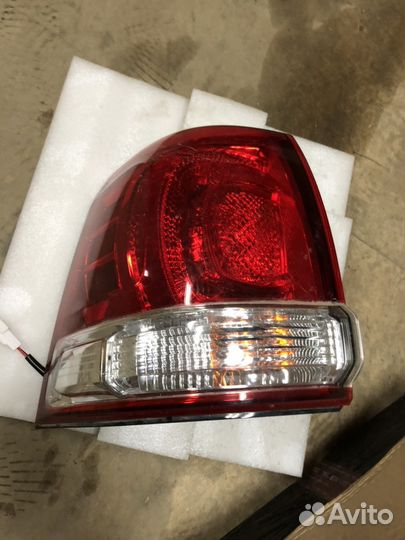 Ленд Крузер 200 фонарь задний 2011 г.в