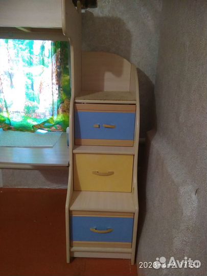 Детская стенка:кровать-чердак,шкаф,ступеньки-ящики