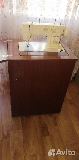 Швейная машина Чайка 142 (ножной и электро привод)