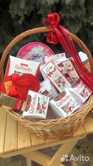 Корзина со сладостями и фрукты в стакане