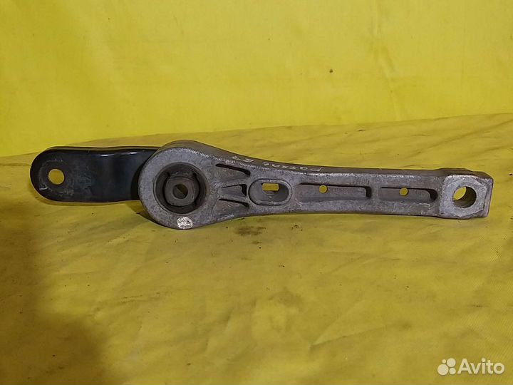 Подушка опора задняя Passat B7