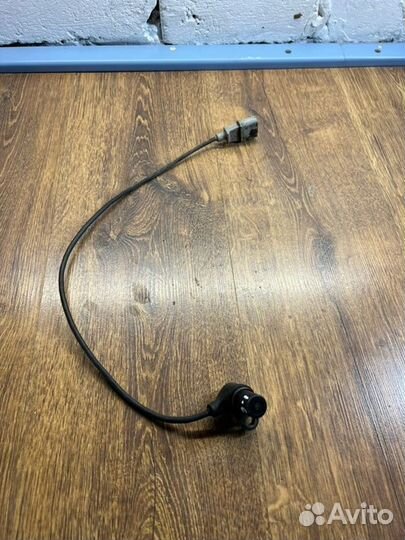 Датчик положения коленвала Volkswagen Passat B5