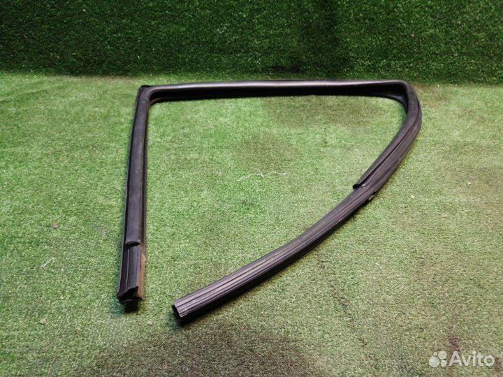 Уплотнитель стекла двери задний правый Nissan