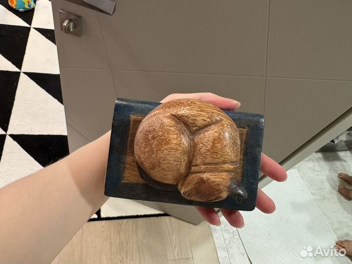 Статуэтка кошка на книжке из дерева