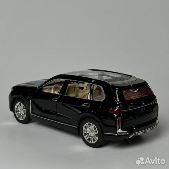 Модель машины 1:24 BMW X7 бмв 7