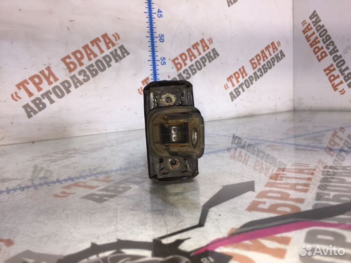 Шкода Ограничитель открытия передней двери Лев