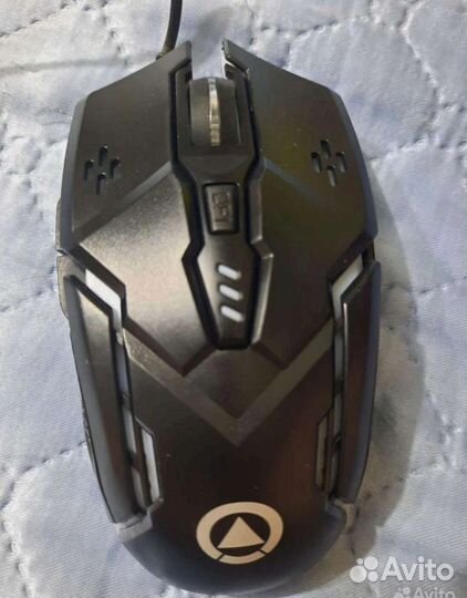 Игровая мышь. Светится разными цветами