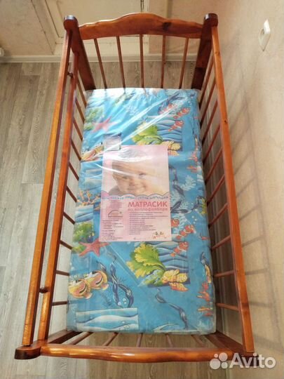 Детская кроватка с маятником