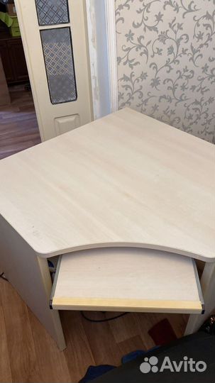 Угловой компьютерный стол