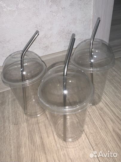 Стаканы для коктейлей с металлическими трубочками