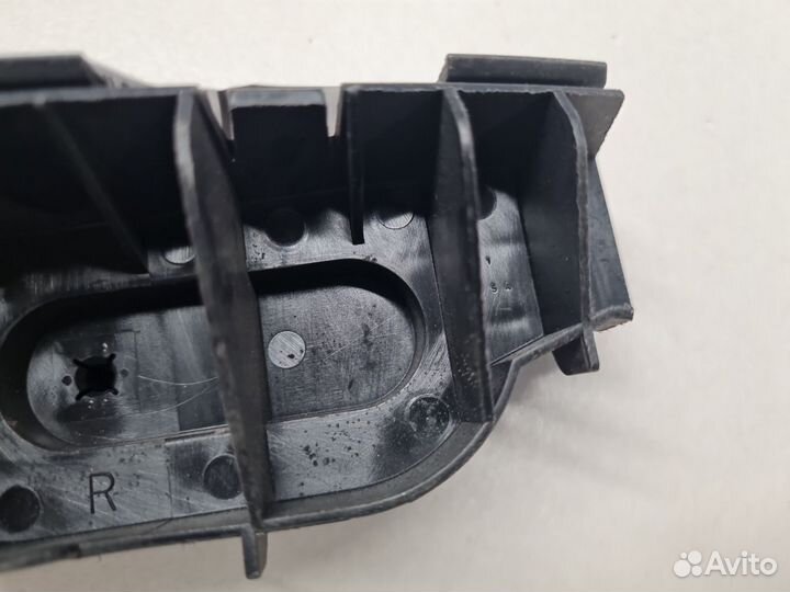 Кронштейн бампера заднего правый Toyota Corolla E12 2001-2007