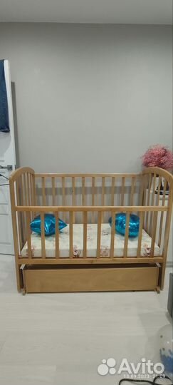 Детская кроватка с маятником