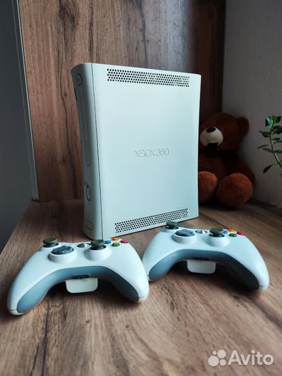 Xbox 360 белый в хорошем состоянии