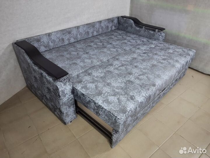 Диван на металлокаркасе