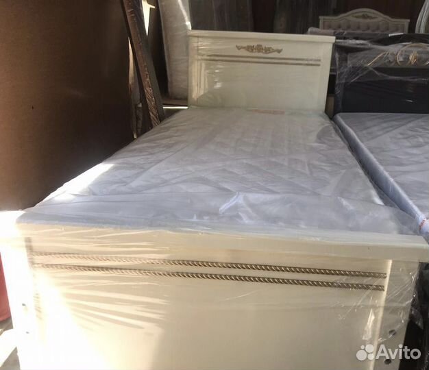 Кровать с матрасом