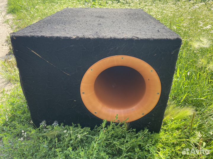 Автомобильный сабвуфер