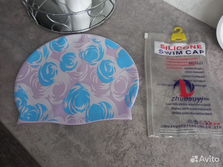 Детская силиконовая шапка в бассейне