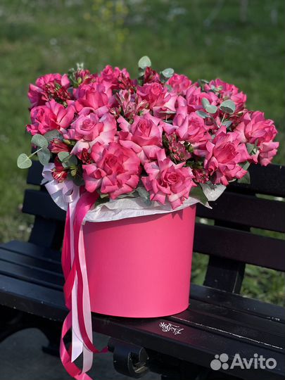 Розовые розы Софи Лорен. Розы в шляпной коробки