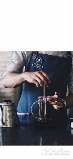 Бармен бариста в небольшое кафе