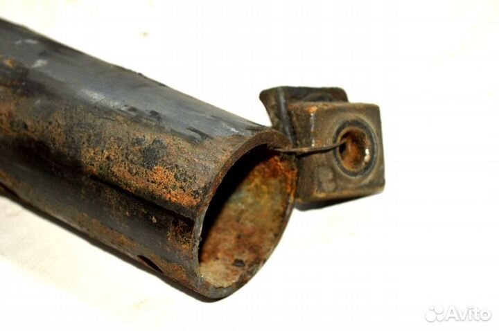 Кронштейн крыла ведущего моста, передний левый mer