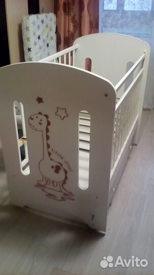Детская кроватка с маятником и ящиком