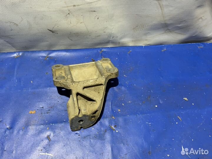 Кронштейн подушки двигателя правый nissan skyline