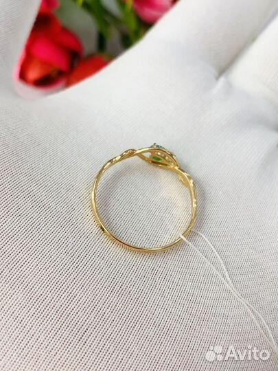 Золотое кольцо с бриллиантами и изумрудом