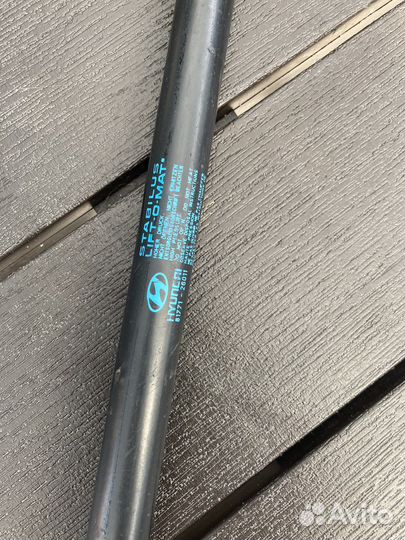 Амортизатор крышки багажника hyundai santa fe sm