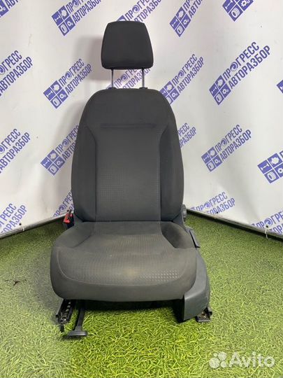 Сиденье переднее левое Volkswagen Jetta седан 1.4