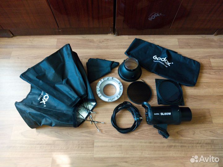 Осветитель студийный Godox SL60W