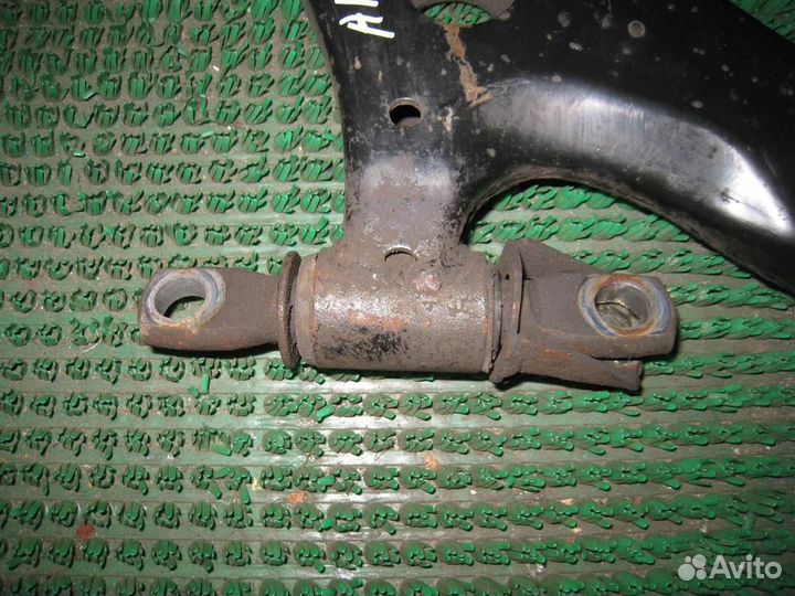 Рычаг передний правый нижний Lexus RX300 (MCU35)