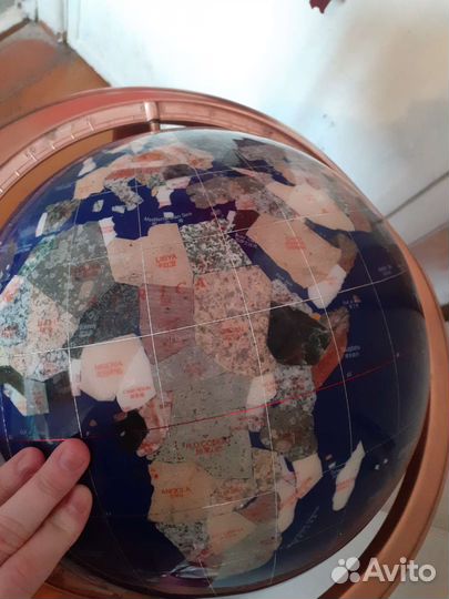 Глобус из полудрагоценных камней