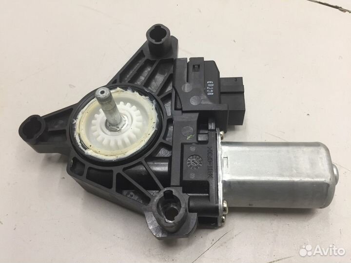Моторчик стеклоподъемника задний левый