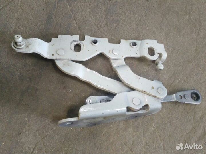 Петля капота правая Mercedes-Benz E-Class W207