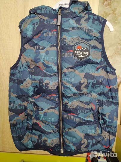 Жилет утеплённый на мальчика новый 128
