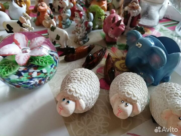 Разные фигурки :коровки, собачки и другие