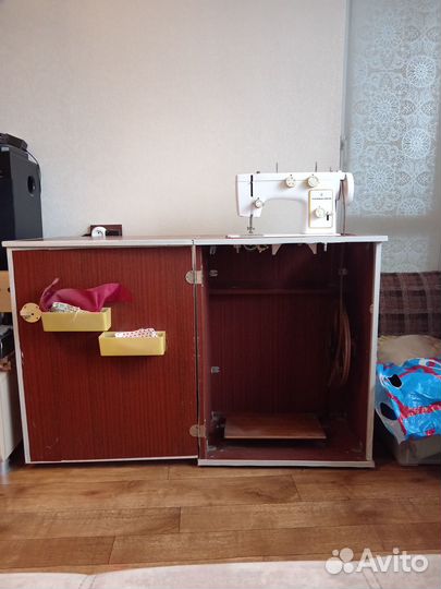 Швейная машинка Чайка 142м