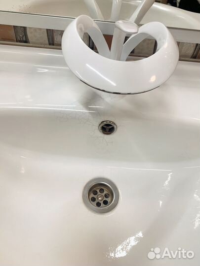 Тумба для ванной с раковиной и зеркалом