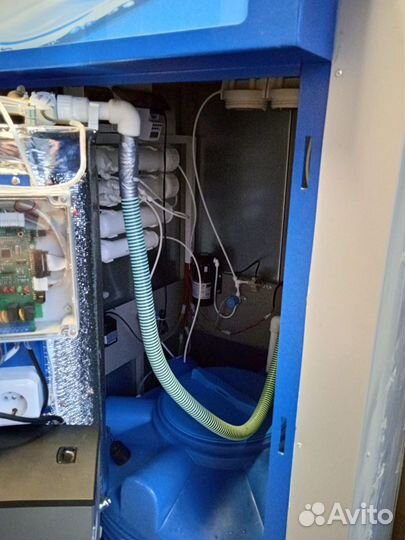 Уличный аппарат по продаже воды в розлив