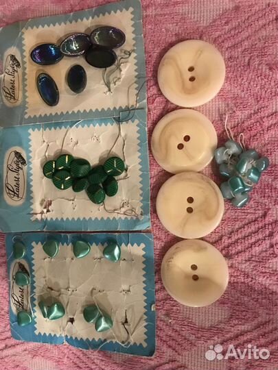 Пуговицы разные: серые, бежевые, красные, синие
