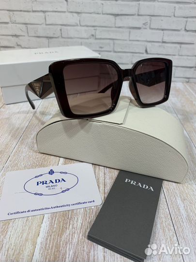 Солнцезащитные очки Prada