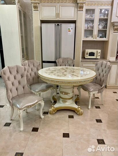 Стол со стульями