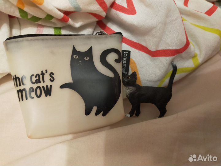 Фигурка черной кошки и маленький кошелек для монет