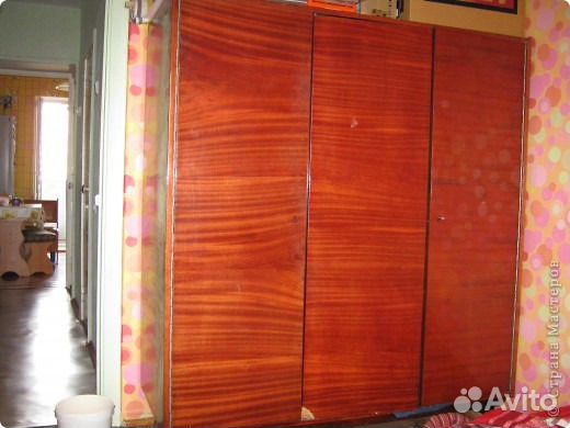 Оклеивание мебели самоклеющейся пленкой. Пленка для старого шкафа. Обклеить старый шкаф. Декор дверцы шкафа. Пленка на шкаф самоклеящаяся.