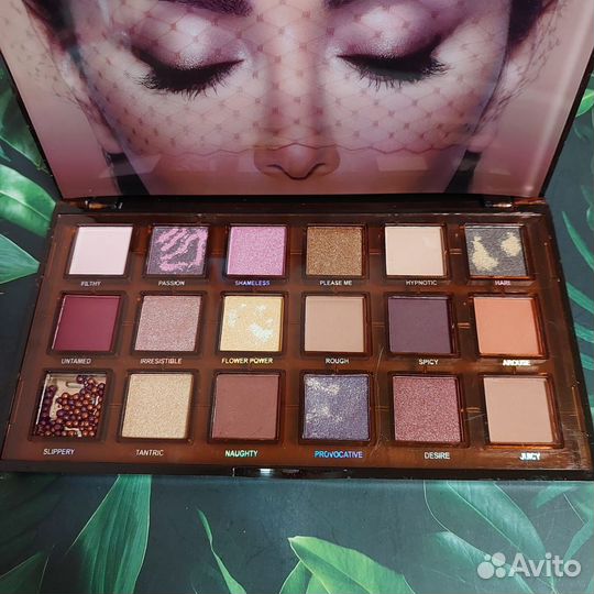 Палетка теней Naughty Nude