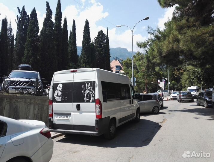 Водитель со своим пассажирским авто