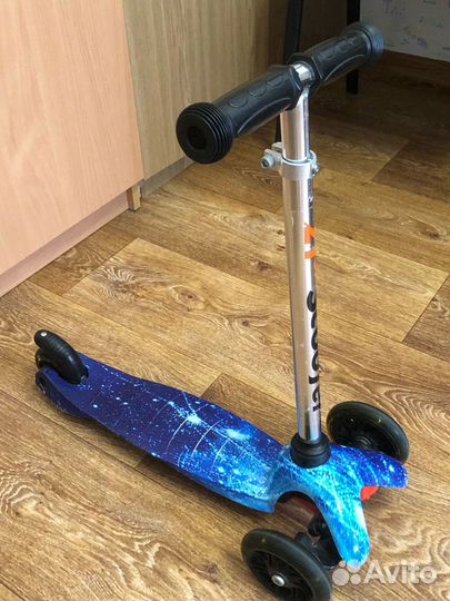 Самокат трехколесный со светящимися колесами
